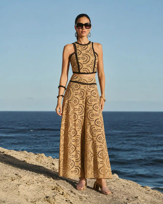Look de invitada para una boda en la playa: cómo ir elegante sin complicarte
